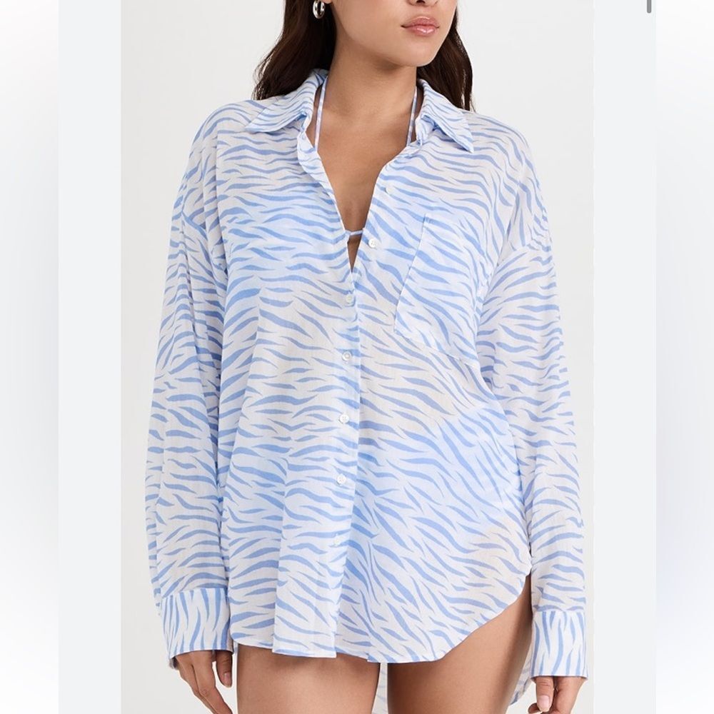 Xirena Sydney Shirt in a blue and white zebra print, cotton size large